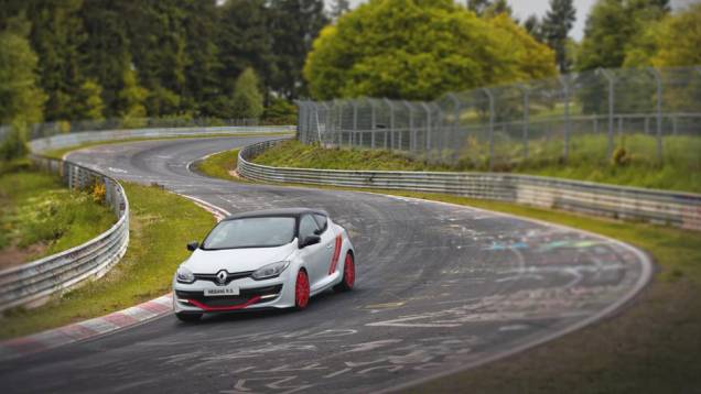 A altíssima performance do modelo pode ser explicada com a redução do peso em 100 kg na comparação com o Megane RS 275 Trophy | <a href="https://preprod.quatrorodas.abril.com.br/noticias/fabricantes/renault-revela-megane-rs-275-trophy-r-786089.shtml" rel="migration">Leia mais</a> A altíssima performance do modelo pode ser explicada com a redução do peso em 100 kg na comparação com o Megane RS 275 Trophy | <a href="https://preprod.quatrorodas.abril.com.br/noticias/fabricantes/renault-revela-megane-rs-275-trophy-r-786089.shtml" rel="migration">Leia mais</a>