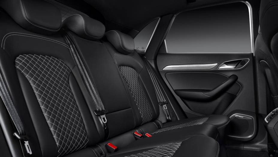 Outra caracter&iacute;stica &eacute; o sistema de tra&ccedil;&atilde;o integral quattro | <a href="https://preprod.quatrorodas.abril.com.br/noticias/fabricantes/audi-rs-q3-chega-r-273-6-mil-786183.shtml" rel="migration">Leia mais</a>