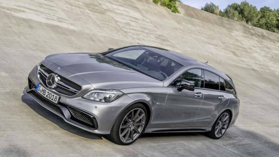 Além dos faróis, o carro ganhou novos para-choques e grade frontal redesenhada | <a href="https://preprod.quatrorodas.abril.com.br/noticias/fabricantes/mercedes-benz-apresenta-novo-cls-786489.shtml" rel="migration">Leia mais</a>