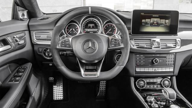 O interior ganhou novo volante e uma tela sensível ao toque de oito polegadas | <a href="https://preprod.quatrorodas.abril.com.br/noticias/fabricantes/mercedes-benz-apresenta-novo-cls-786489.shtml" rel="migration">Leia mais</a> O interior ganhou novo volante e uma tela sensível ao toque de oito polegadas | <a href="https://preprod.quatrorodas.abril.com.br/noticias/fabricantes/mercedes-benz-apresenta-novo-cls-786489.shtml" rel="migration">Leia mais</a>