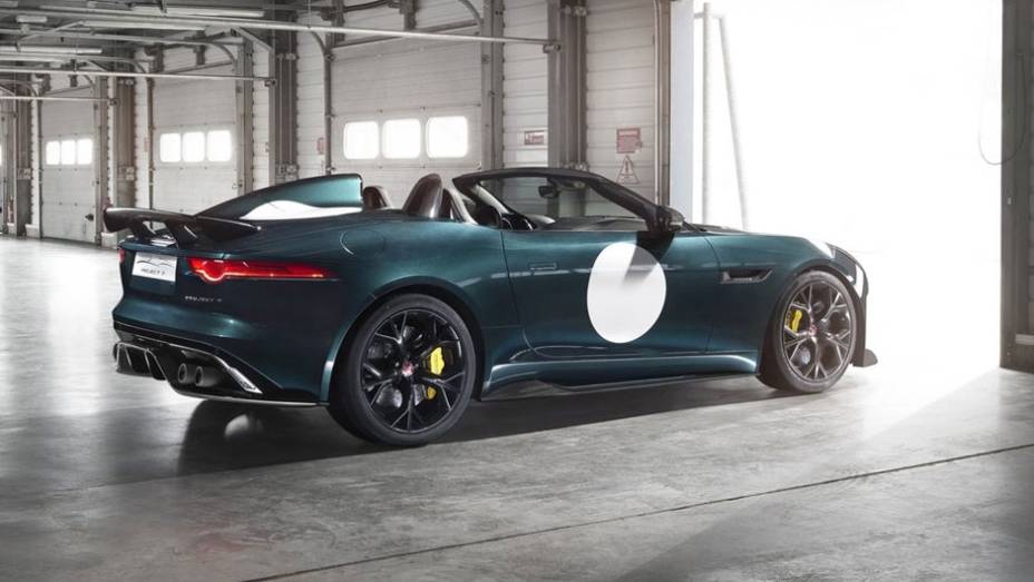 Jaguar não revelou a motorização, que deve ser um 5.0 V8 de 567 cavalos | <a href="https://preprod.quatrorodas.abril.com.br/noticias/fabricantes/oficial-jaguar-anuncia-f-type-project-7-787087.shtml" rel="migration">Leia mais</a>