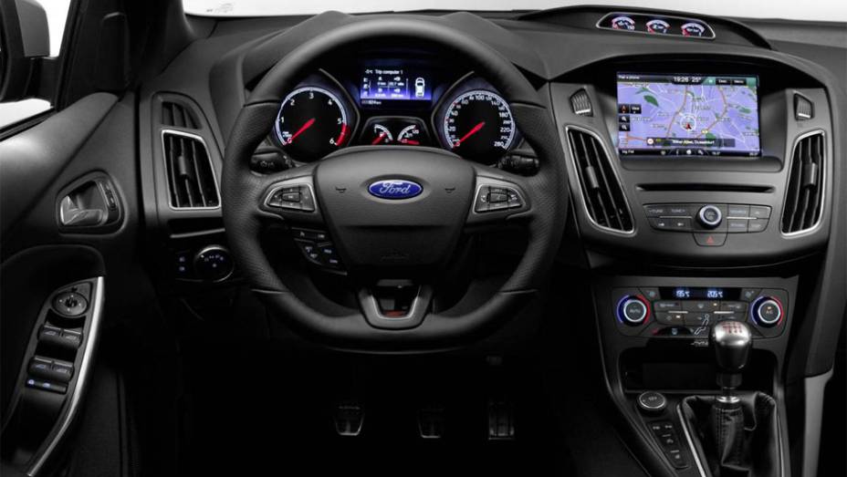 A cabine recebeu uma reforma modesta, o que inclui um novo console central | <a href="https://preprod.quatrorodas.abril.com.br/noticias/fabricantes/ford-revela-focus-st-2015-europa-787387.shtml" rel="migration">Leia mais</a>