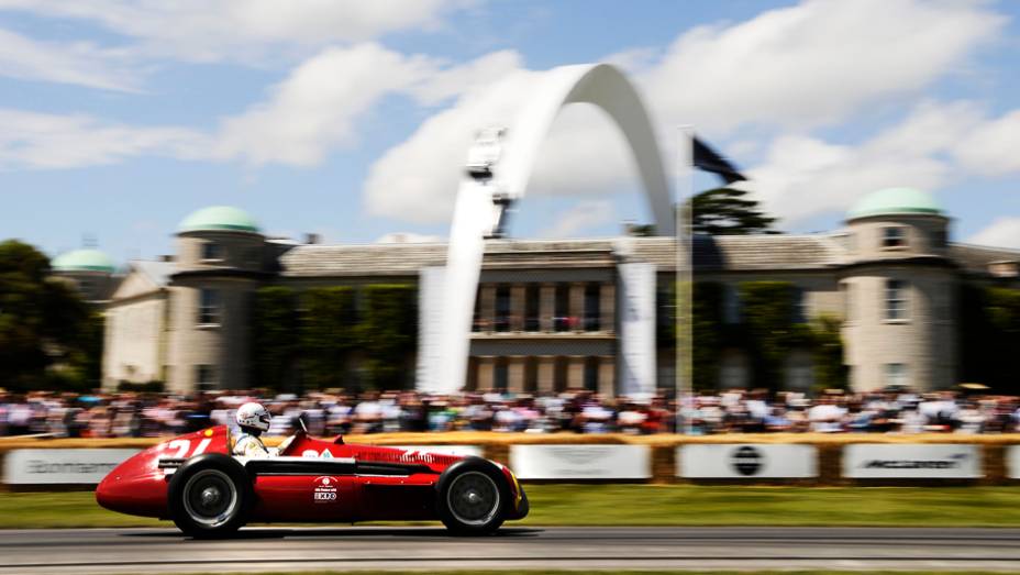 De modelos mais antigos, como este Alfa Romeo 308C... | <a href="https://preprod.quatrorodas.abril.com.br/galerias/especiais/festival-goodwood-2014-parte-2-787544.shtml" rel="migration">Parte 2</a>