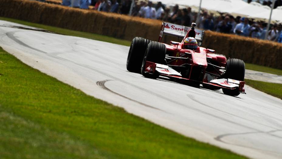 ...a carros tão contemporâneos como esta Ferrari F60, guiada por Pedro de La Rosa! | <a href="https://preprod.quatrorodas.abril.com.br/galerias/especiais/festival-goodwood-2014-parte-2-787544.shtml" rel="migration">Parte 2</a>