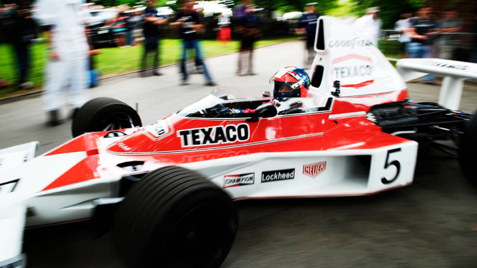 Emmo guiou a McLaren-Cosworth M23 em Goodwood | <a href="https://preprod.quatrorodas.abril.com.br/galerias/especiais/festival-goodwood-2014-parte-2-787544.shtml" rel="migration">Parte 2</a>