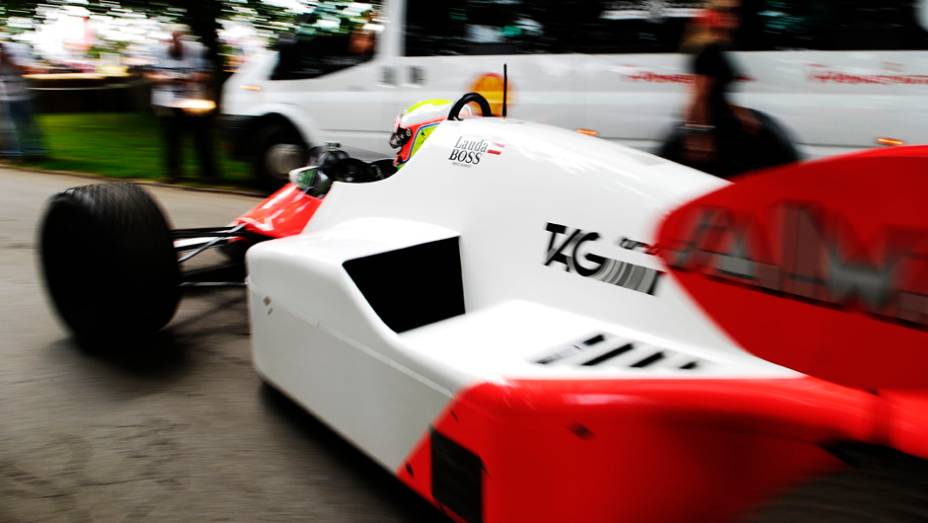 Dando sequência aos desfile, que tal Oliver Turvey ao volante do McLaren TAG-Porsche MP4/2? | <a href="https://preprod.quatrorodas.abril.com.br/galerias/especiais/festival-goodwood-2014-parte-2-787544.shtml" rel="migration">Parte 2</a>