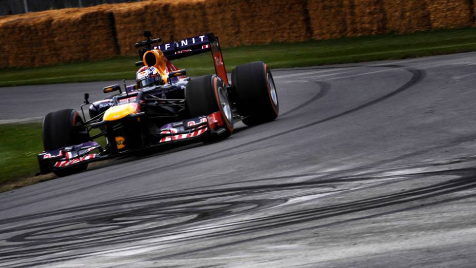 O suíço Sebastien Buemi foi outro a marcar presença, ao volante do RB7, da Red Bull | <a href="https://preprod.quatrorodas.abril.com.br/galerias/especiais/festival-goodwood-2014-parte-2-787544.shtml" rel="migration">Parte 2</a>