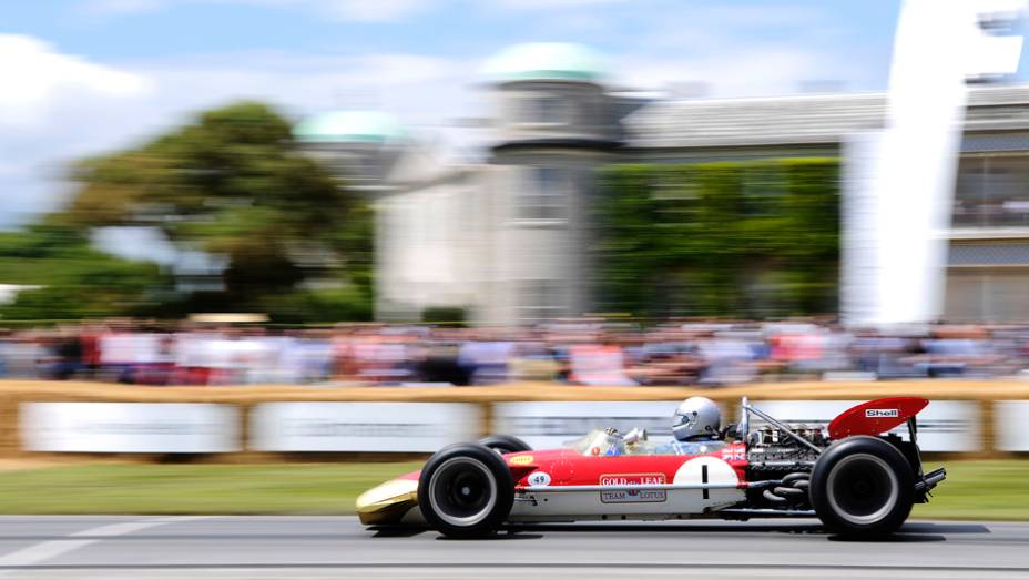 Voltando aos antigos... bem conservada, a Lotus-Cosworth 49B guiada por Greg Thornton | <a href="https://preprod.quatrorodas.abril.com.br/galerias/especiais/festival-goodwood-2014-parte-2-787544.shtml" rel="migration">Parte 2</a>