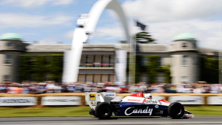 Já Alistar Davidson teve a incumbência de guiar um carro marcante para os brasileiros: a Toleman-Hart que Ayrton Senna conduziu em 1984 | <a href="https://preprod.quatrorodas.abril.com.br/galerias/especiais/festival-goodwood-2014-parte-2-787544.shtml" rel="migration">Parte 2</a>