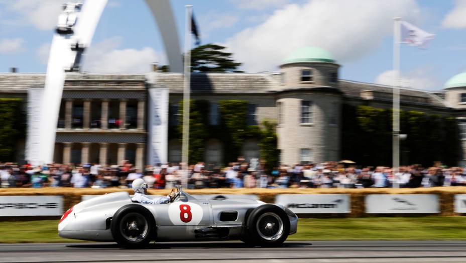 Outra lenda do automobilismo, Sir Stirling Moss passeou com seu Mercedes W196 | <a href="https://preprod.quatrorodas.abril.com.br/galerias/especiais/festival-goodwood-2014-parte-2-787544.shtml" rel="migration">Parte 2</a>