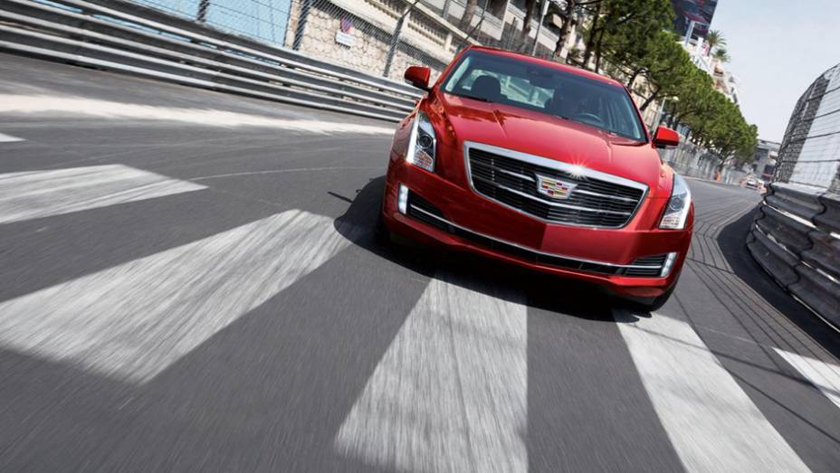O sed&atilde; passou por facelift, recebendo modifica&ccedil;&otilde;es na grade frontal | <a href="https://preprod.quatrorodas.abril.com.br/noticias/fabricantes/cadillac-revela-ats-2015-790438.shtml" rel="migration">Leia mais</a>