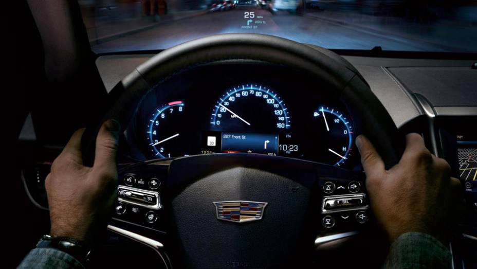 ...tais como alerta de mensagem de texto, sincroniza&ccedil;&atilde;o com o Siri Eyes Free e fun&ccedil;&atilde;o Teen Driver | <a href="https://preprod.quatrorodas.abril.com.br/noticias/fabricantes/cadillac-revela-ats-2015-790438.shtml" rel="migration">Leia mais</a>