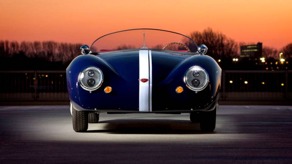 Trata-se de um convers&iacute;vel com design cl&aacute;ssico, notoriamente inspirado no Porsche 356 Speedster, mas com "cora&ccedil;&atilde;o" moderno | <a href="https://preprod.quatrorodas.abril.com.br/noticias/fabricantes/visual-classico-carice-mk1-revelado-790460.shtml" rel="migration">Leia mais</a>