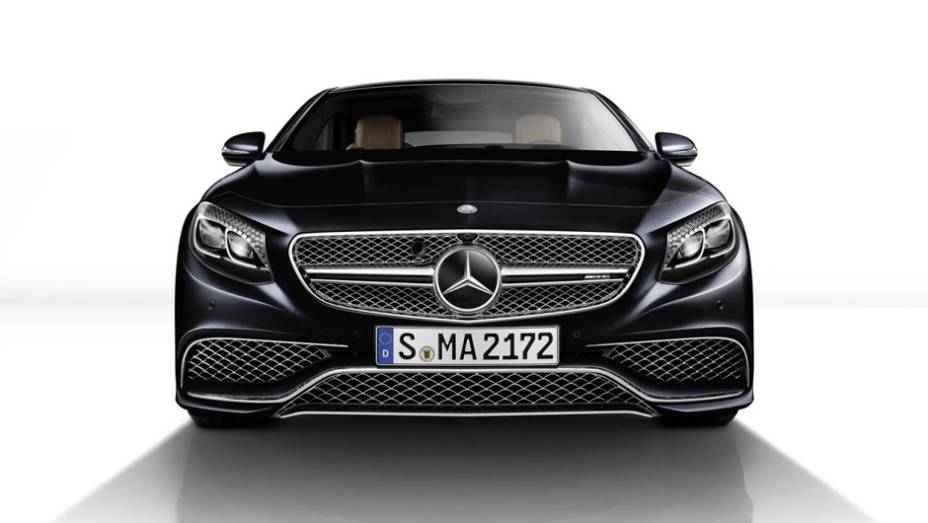 Na comparação com o S63 AMG Coupe, o recém-lançado modelo se distingue pela grade frontal, pinças de freio amarelas... | <a href="https://preprod.quatrorodas.abril.com.br/noticias/fabricantes/mercedes-benz-s65-amg-coupe-apresentado-790822.shtml" rel="migration">Leia mais</a>