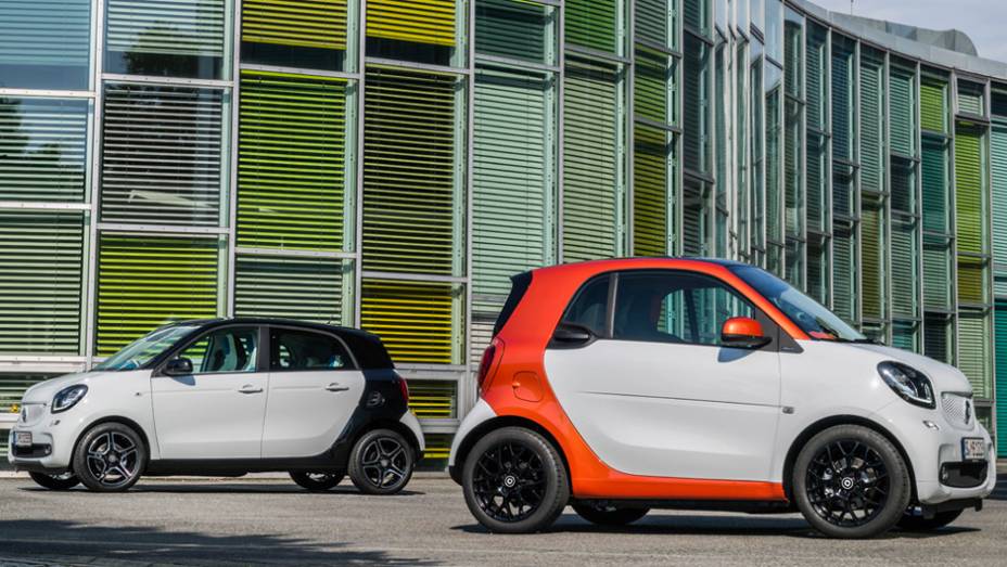 A Smart finalmente divulgou fotos e informações oficiais sobre os novos ForTwo e ForFour | <a href="https://preprod.quatrorodas.abril.com.br/noticias/fabricantes/smart-oficializa-fortwo-forfour-791257.shtml" rel="migration">Leia mais</a>