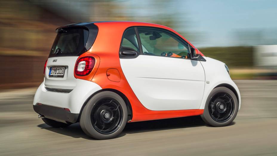 O ForTwo tem 2,69 metros de comprimento, com 1,87m de espaço entre-eixos, 1,55m de altura e 1,65m de largura | <a href="https://preprod.quatrorodas.abril.com.br/noticias/fabricantes/smart-oficializa-fortwo-forfour-791257.shtml" rel="migration">Leia mais</a>