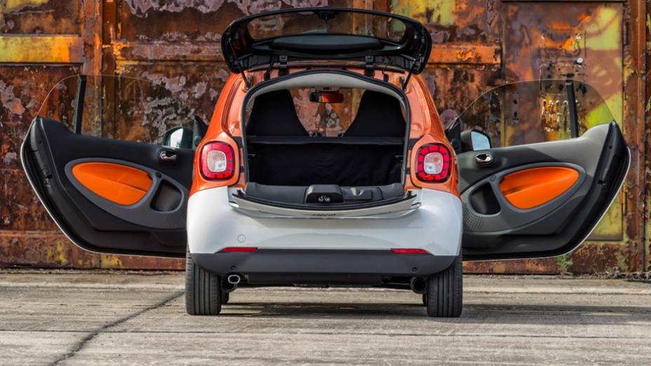 Tr&ecirc;s vers&otilde;es estar&atilde;o dispon&iacute;veis para os dois modelos | <a href="https://preprod.quatrorodas.abril.com.br/noticias/fabricantes/smart-oficializa-fortwo-forfour-791257.shtml" rel="migration">Leia mais</a>