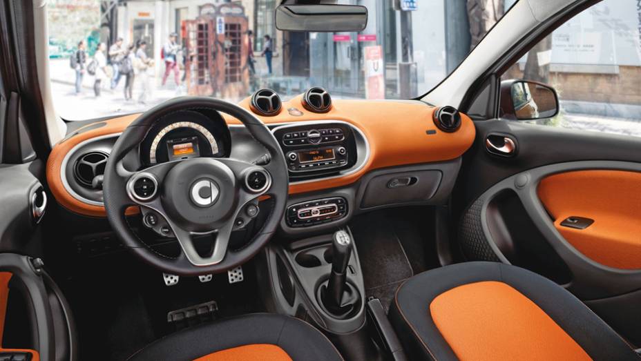 Na de entrada, j&aacute; estar&atilde;o inclu&iacute;dos itens como cruise control, medidor de temperatura externa e painel de instrumentos com tela LCD | <a href="https://preprod.quatrorodas.abril.com.br/noticias/fabricantes/smart-oficializa-fortwo-forfour-791257.shtml" rel="migration">Leia mais</a>