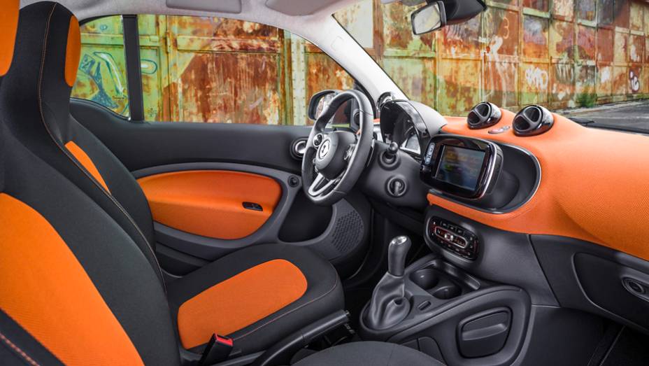 Nas vers&otilde;es superiores, s&atilde;o adicionadas tecnologias como volante multifuncional, bancos aquecidos e sistema de &aacute;udio JBL | <a href="https://preprod.quatrorodas.abril.com.br/noticias/fabricantes/smart-oficializa-fortwo-forfour-791257.shtml" rel="migration">Leia mais</a>