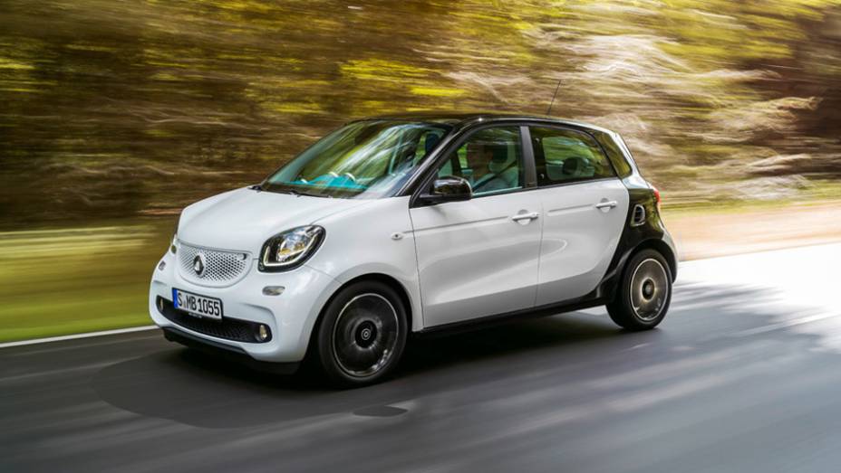 Já o ForFour chega a 3,49m de comprimento, praticamente o mesmo tamanho do MINI Cooper, com 2,49m de espaço entre-eixos | <a href="https://preprod.quatrorodas.abril.com.br/noticias/fabricantes/smart-oficializa-fortwo-forfour-791257.shtml" rel="migration">Leia mais</a>