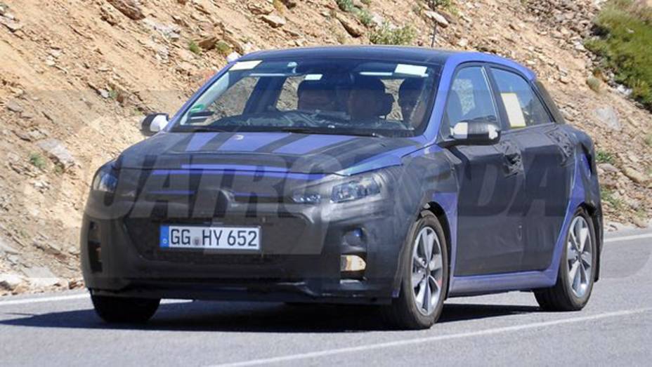Curiosamente, três dos carros que concorrem ao prêmio ainda não foram lançados oficialmente, portanto, não têm fotos definitivas: Hyundai i20 (foto-flagrante acima), Fiat 500X e Skoda Fabia | <a href="https://preprod.quatrorodas.abril.com.br/noticias/mercado/candi" rel="migration"></a>