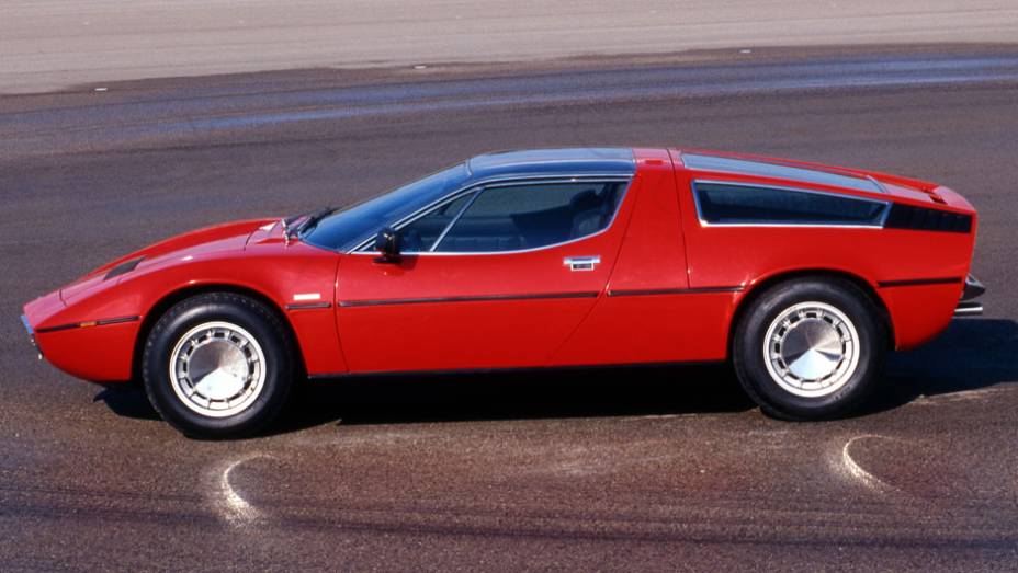 O Bora foi o primeiro Maserati com motor central traseiro, tend&ecirc;ncia de arquitetua entre os esportivos italianos da &eacute;poca | <a href="https://preprod.quatrorodas.abril.com.br/reportagens/classicos/maserati-100-anos-792281.shtml" rel="migration">Leia mais</a>