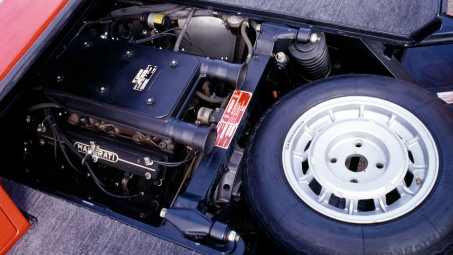 O V8 de 4.7 litros produzia 310 cv e 47 mkgf de torque, permitindo ao Bora passar dos 260 km/h. Uma vers&atilde;o V6, mais simples, se chamava Merak | <a href="https://preprod.quatrorodas.abril.com.br/reportagens/classicos/maserati-100-anos-792281.shtml" rel="migration">Leia mais</a>