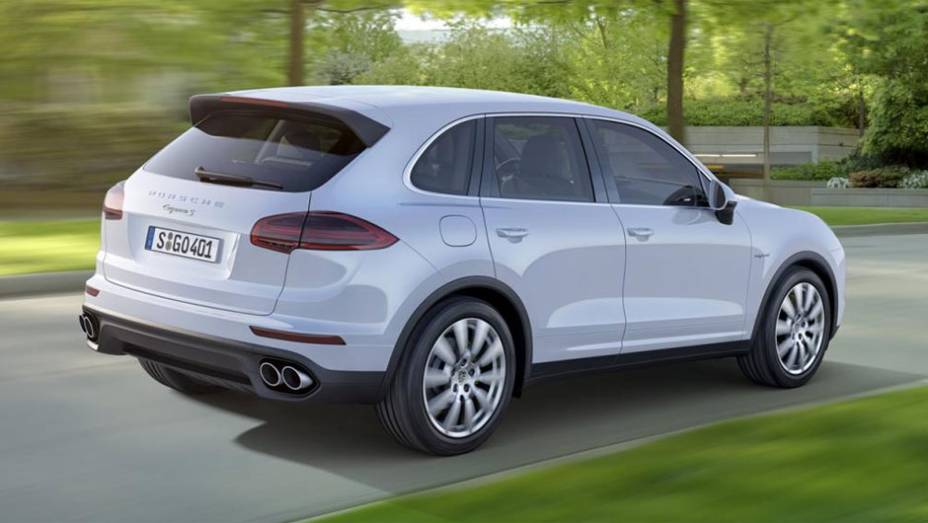 A Porsche diz ainda que o chassi do SUV foi revisto para proporcionar melhor conforto, sem afetar a din&acirc;mica do ve&iacute;culo | <a href="https://preprod.quatrorodas.abril.com.br/noticias/saloes/paris-2014/porsche-revela-cayenne-2015-reestilizada-792125.shtml" rel="migration"></a>