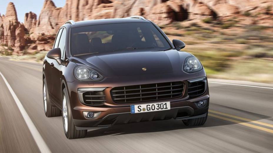 A Cayenne S recebeu um novo motor 3.6 V6 biturbo capaz de gerar 420 cv e 56 mkgf de torque | <a href="https://preprod.quatrorodas.abril.com.br/noticias/saloes/paris-2014/porsche-revela-cayenne-2015-reestilizada-792125.shtml" rel="migration">Leia mais</a>