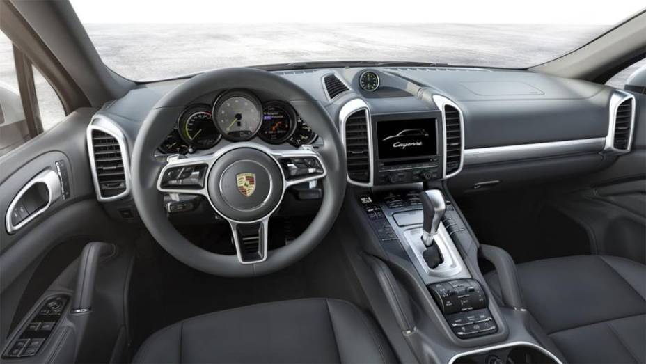 Dentro da cabine h&aacute; um novo volante multifun&ccedil;&atilde;o com borboletas para troca de marcha, e os engenheiros tamb&eacute;m melhoraram o sistema Auto Stop/Start Plus do modelo | <a href="https://preprod.quatrorodas.abril.com.br/noticias/saloes/paris-2014/porsche-revela-cayenne-2" rel="migration"></a>