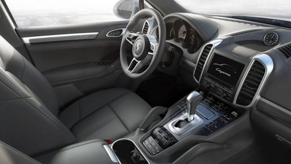 Interior por outro ângulo | <a href="https://preprod.quatrorodas.abril.com.br/noticias/saloes/paris-2014/porsche-revela-cayenne-2015-reestilizada-792125.shtml" rel="migration">Leia mais</a>