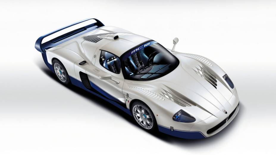 O MC12 s&oacute; era vendido sob encomenda ao pre&ccedil;o de 800 mil d&oacute;lares | <a href="https://preprod.quatrorodas.abril.com.br/reportagens/classicos/maserati-100-anos-792281.shtml" rel="migration">Leia mais</a>