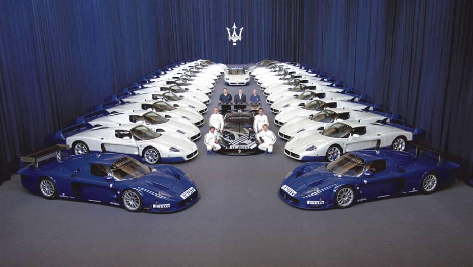 Al&eacute;m da FIA GT, o MC12 competiu de azul nas 24 Horas de Le Mans e na ALMS (American Le Mans Series). Nos de rua predominava o branco perolizado | <a href="https://preprod.quatrorodas.abril.com.br/reportagens/classicos/maserati-100-anos-792281.shtml" rel="migration">Leia mais</a>