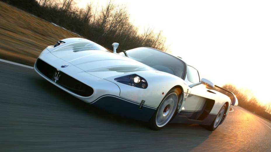 Foram produzidas 25 unidades em 2004, o mínimo exigido pela FIA GT. Muito bem recebido, o MC12 mereceu mais um lote de 25 carros | <a href="https://preprod.quatrorodas.abril.com.br/reportagens/classicos/maserati-100-anos-792281.shtml" rel="migration">Leia mais</a>