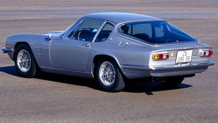 Ponto culminante da evolução dos primeiros Maserati de rua, o Mistral ainda adotava o seis-cilindros em linha do 3500 GT | <a href="https://preprod.quatrorodas.abril.com.br/reportagens/classicos/maserati-100-anos-792281.shtml" rel="migration">Leia mais</a>