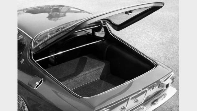 Antecipando a popularidade que os hatches alcançariam nos anos 70, o cupê já oferecia o recurso da porta traseira | <a href="https://preprod.quatrorodas.abril.com.br/reportagens/classicos/maserati-100-anos-792281.shtml" rel="migration">Leia mais</a> Antecipando a popularidade que os hatches alcançariam nos anos 70, o cupê já oferecia o recurso da porta traseira | <a href="https://preprod.quatrorodas.abril.com.br/reportagens/classicos/maserati-100-anos-792281.shtml" rel="migration">Leia mais</a>
