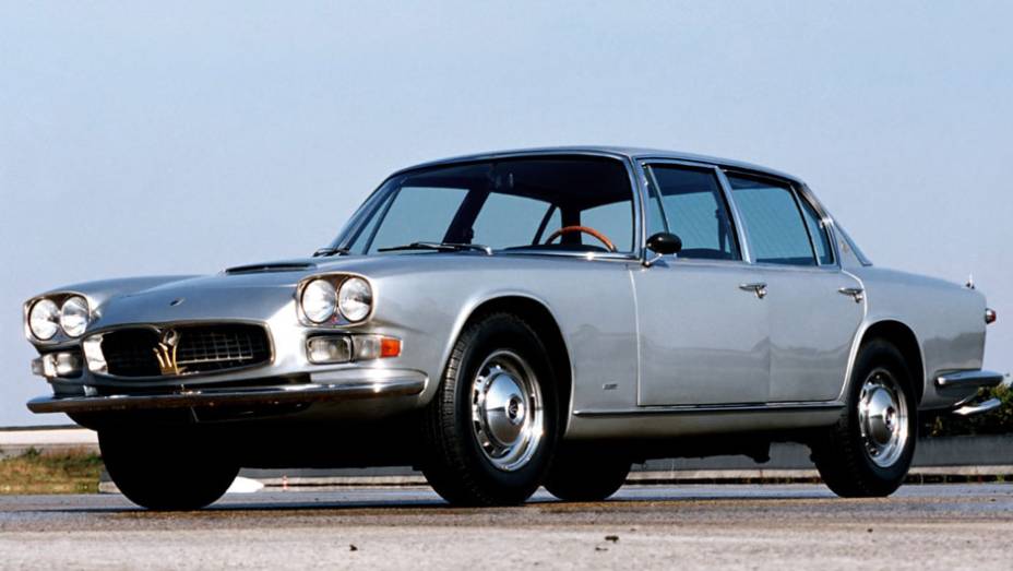 Um V8 de 4.2 litros e 260 cv motivava o primeiro sedã da marca, que passou a ser equipado com um de 4.7 litros e 290 cv a partir de 1966, quando faróis duplos circulares substituíram os retangulares | <a href="https://preprod.quatrorodas.abril.com.br/reportagens/c" rel="migration"></a> Um V8 de 4.2 litros e 260 cv motivava o primeiro sedã da marca, que passou a ser equipado com um de 4.7 litros e 290 cv a partir de 1966, quando faróis duplos circulares substituíram os retangulares | <a href="https://preprod.quatrorodas.abril.com.br/reportagens/c" rel="migration"></a>