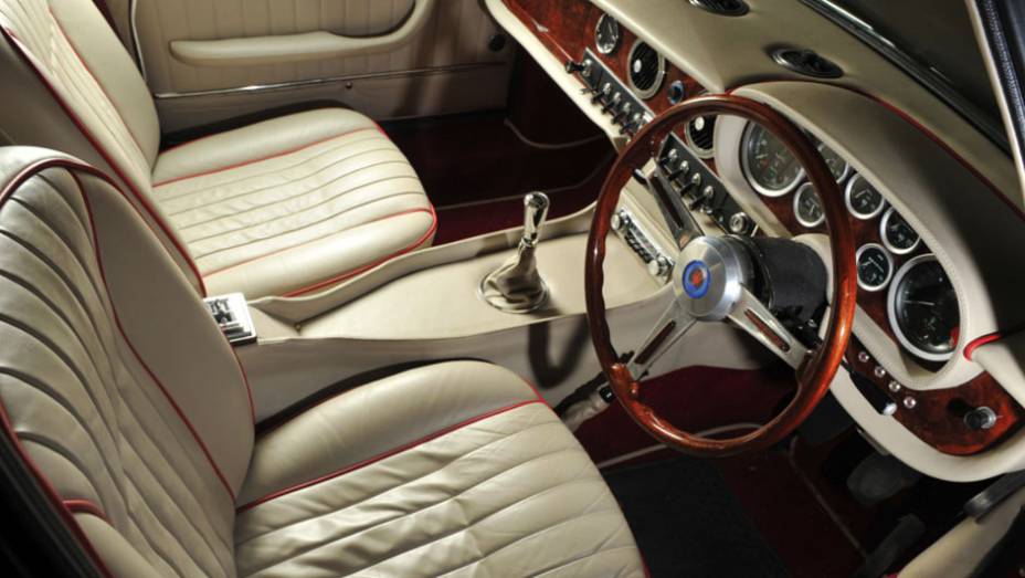 O câmbio podia ser manual de cinco velocidades ou automático de três | <a href="https://preprod.quatrorodas.abril.com.br/reportagens/classicos/maserati-100-anos-792281.shtml" rel="migration">Leia mais</a> O câmbio podia ser manual de cinco velocidades ou automático de três | <a href="https://preprod.quatrorodas.abril.com.br/reportagens/classicos/maserati-100-anos-792281.shtml" rel="migration">Leia mais</a>