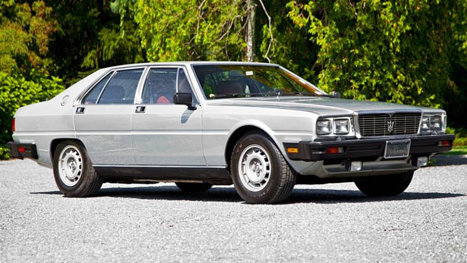 O V8 de 4.2 litros rendia 255 cv, até surgir em 1981 o de 4.9 litros e 270 cv. A versão Royale de 1986 ofereceria 300 cv e 230 km/h de máxima | <a href="https://preprod.quatrorodas.abril.com.br/reportagens/classicos/maserati-100-anos-792281.shtml" rel="migration">Leia mais</a>