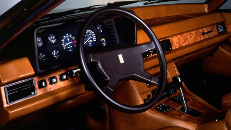 A opulência de materiais e recursos no acabamento do sedã, disponível com câmbio manual de cinco velocidades ou automático de três, rendeu a ele o apelido de Rolls-Royce italiano | <a href="https://preprod.quatrorodas.abril.com.br/reportagens/classicos/maserati-10" rel="migration"></a> A opulência de materiais e recursos no acabamento do sedã, disponível com câmbio manual de cinco velocidades ou automático de três, rendeu a ele o apelido de Rolls-Royce italiano | <a href="https://preprod.quatrorodas.abril.com.br/reportagens/classicos/maserati-10" rel="migration"></a>