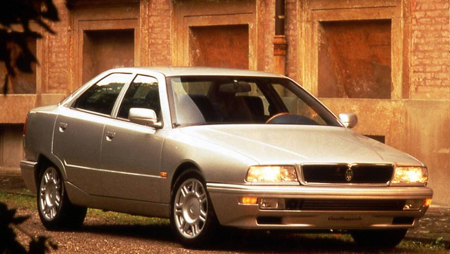 Também desenhado por Gandini, a quarta geração chegou em 1994 como uma variação do sedã Biturbo e durou até 2001 | <a href="https://preprod.quatrorodas.abril.com.br/reportagens/classicos/maserati-100-anos-792281.shtml" rel="migration">Leia mais</a> Também desenhado por Gandini, a quarta geração chegou em 1994 como uma variação do sedã Biturbo e durou até 2001 | <a href="https://preprod.quatrorodas.abril.com.br/reportagens/classicos/maserati-100-anos-792281.shtml" rel="migration">Leia mais</a>