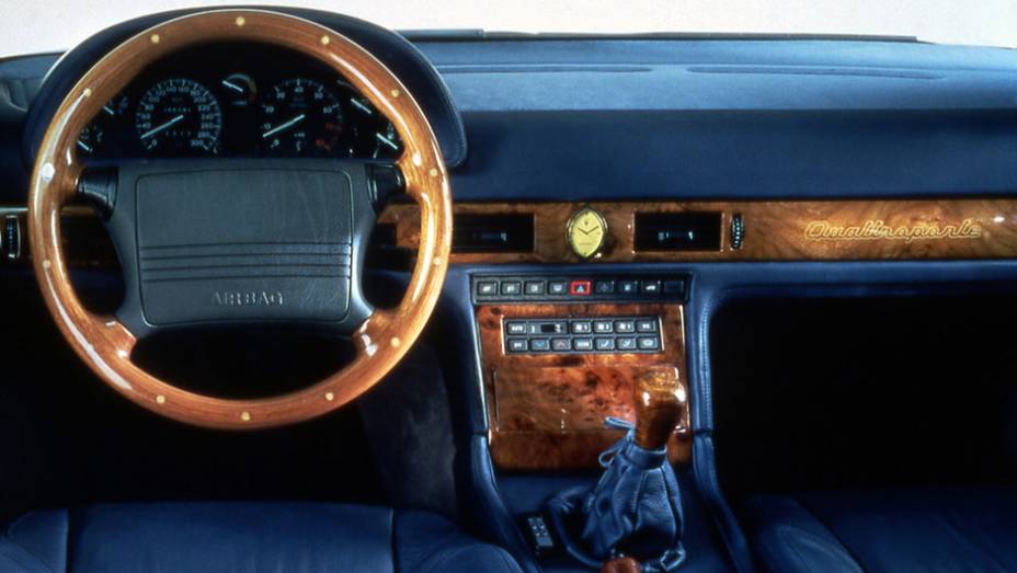 Bem menor, ele tinha apenas 2,65 metros entre os eixos. Por outro lado, alcançava 270 km/h | <a href="https://preprod.quatrorodas.abril.com.br/reportagens/classicos/maserati-100-anos-792281.shtml" rel="migration">Leia mais</a> Bem menor, ele tinha apenas 2,65 metros entre os eixos. Por outro lado, alcançava 270 km/h | <a href="https://preprod.quatrorodas.abril.com.br/reportagens/classicos/maserati-100-anos-792281.shtml" rel="migration">Leia mais</a>