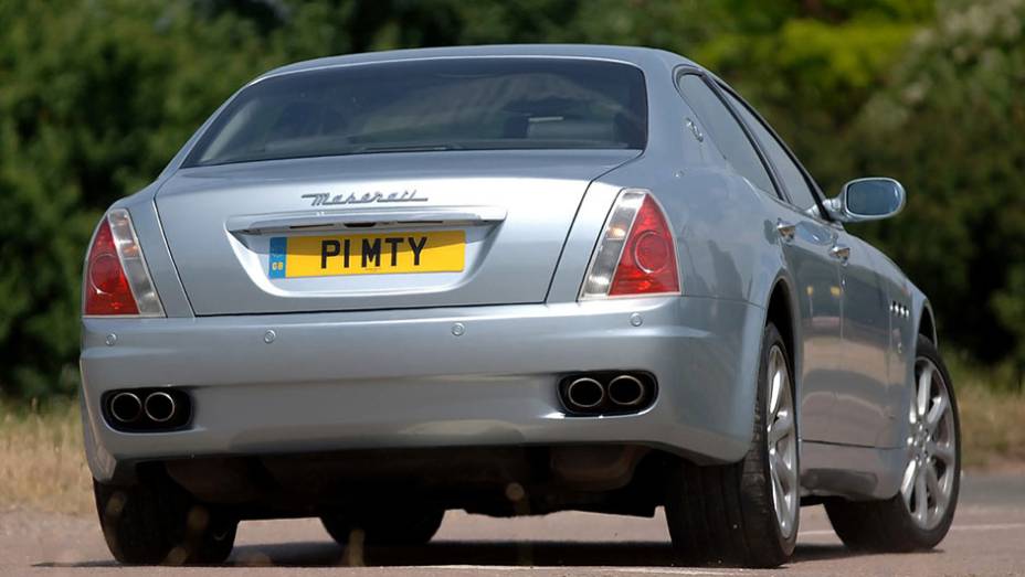 O novo Quattroporte acelerava de 0 a 100 km/h em 5,2 segundos e chegava a 275 km/h, com controle de estabilidade e regulagem de amortecimento | <a href="https://preprod.quatrorodas.abril.com.br/reportagens/classicos/maserati-100-anos-792281.shtml" rel="migration">Leia mais</a> O novo Quattroporte acelerava de 0 a 100 km/h em 5,2 segundos e chegava a 275 km/h, com controle de estabilidade e regulagem de amortecimento | <a href="https://preprod.quatrorodas.abril.com.br/reportagens/classicos/maserati-100-anos-792281.shtml" rel="migration">Leia mais</a>