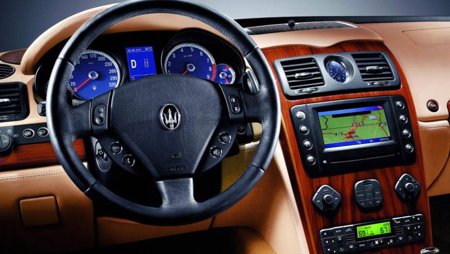 O câmbio manual automatizado e seis velocidades oferecia trocas junto ao volante. Por dentro, um luxo só: além de ventilação, os bancos traziam sistema de massageamento, dependendo da versão | <a href="https://preprod.quatrorodas.abril.com.br/reportagens/classicos" rel="migration"></a> O câmbio manual automatizado e seis velocidades oferecia trocas junto ao volante. Por dentro, um luxo só: além de ventilação, os bancos traziam sistema de massageamento, dependendo da versão | <a href="https://preprod.quatrorodas.abril.com.br/reportagens/classicos" rel="migration"></a>