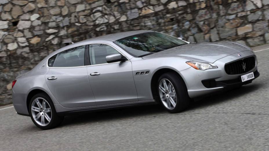 Oficialmente apresentado no Salão de Detroit de 2013, o atual Quattroporte pela primeira vez seguiu um estilo evolutivo da geração anterior, agora com mais mais verticais na frente e horizontais atrás | <a href="https://preprod.quatrorodas.abril.com.br/reportagens" rel="migration"></a> Oficialmente apresentado no Salão de Detroit de 2013, o atual Quattroporte pela primeira vez seguiu um estilo evolutivo da geração anterior, agora com mais mais verticais na frente e horizontais atrás | <a href="https://preprod.quatrorodas.abril.com.br/reportagens" rel="migration"></a>