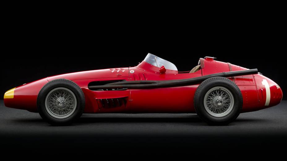 250 F (1954) - Pelas mãos de Juan Manuel Fangio e Stirling Moss, o Maserati da F1 venceu várias corridas com seu seis-cilindros em linha que levava o monoposto a 300 km/h | <a href="https://preprod.quatrorodas.abril.com.br/reportagens/classicos/maserati-100-anos-7" rel="migration"></a>