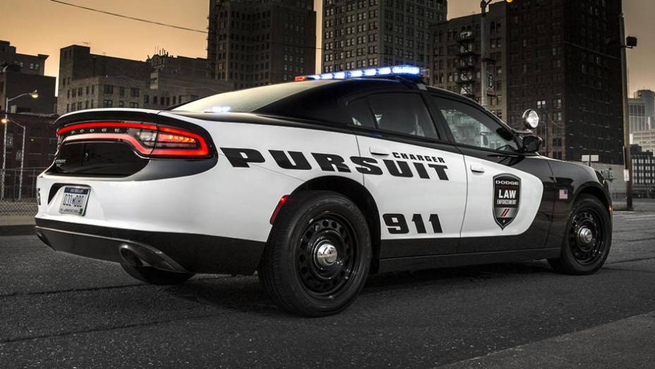 Basicamente, trata-se de uma versão do sedã concebida para o uso policial | <a href="https://preprod.quatrorodas.abril.com.br/noticias/fabricantes/dodge-mostra-charger-pursuit-2015-794899.shtml" rel="migration">Leia mais</a>