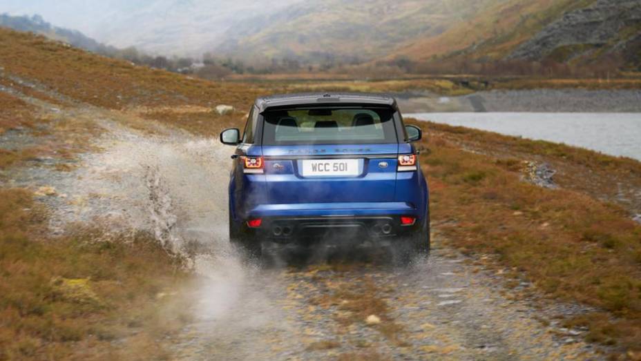 Quanto à motorização, o Range Rover Sport SVR é equipado com o bloco 5.0 V8 que oferece 550 cavalos de potência e 69,34 kgfm de torque | <a href="https://preprod.quatrorodas.abril.com.br/noticias/fabricantes/range-rover-sport-svr-revelado-795105.shtml" rel="migration"></a>