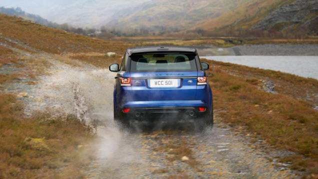 Quanto à motorização, o Range Rover Sport SVR é equipado com o bloco 5.0 V8 que oferece 550 cavalos de potência e 69,34 kgfm de torque | <a href="https://preprod.quatrorodas.abril.com.br/noticias/fabricantes/range-rover-sport-svr-revelado-795105.shtml" rel="migration"></a> Quanto à motorização, o Range Rover Sport SVR é equipado com o bloco 5.0 V8 que oferece 550 cavalos de potência e 69,34 kgfm de torque | <a href="https://preprod.quatrorodas.abril.com.br/noticias/fabricantes/range-rover-sport-svr-revelado-795105.shtml" rel="migration"></a>