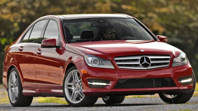 Grande arquirrival do BMW Série 3, o Mercedes-Benz Classe C ficou na terceira posição | <a href="https://preprod.quatrorodas.abril.com.br/noticias/mercado/pesquisa-revela-carros-preferidos-milionarios-americanos-697349.shtml" rel="migration">Leia mais</a> Grande arquirrival do BMW Série 3, o Mercedes-Benz Classe C ficou na terceira posição | <a href="https://preprod.quatrorodas.abril.com.br/noticias/mercado/pesquisa-revela-carros-preferidos-milionarios-americanos-697349.shtml" rel="migration">Leia mais</a>